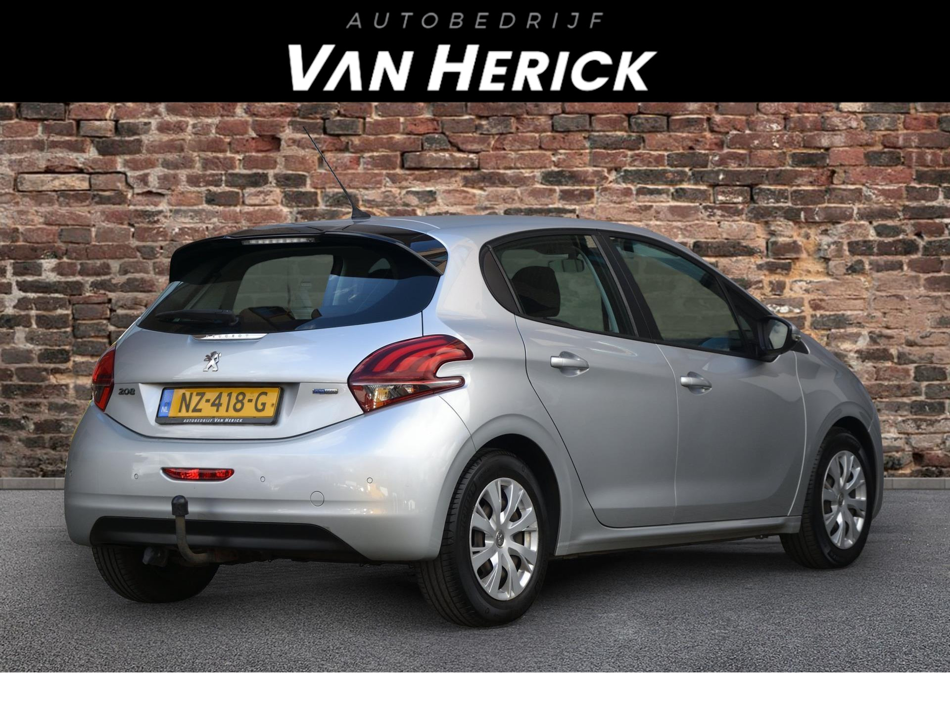 Peugeot 208 1.2 PureTech Blue Lion 5-Deurs | Cruise | Airco | Navi | Trekhaak voor € 7.995,-