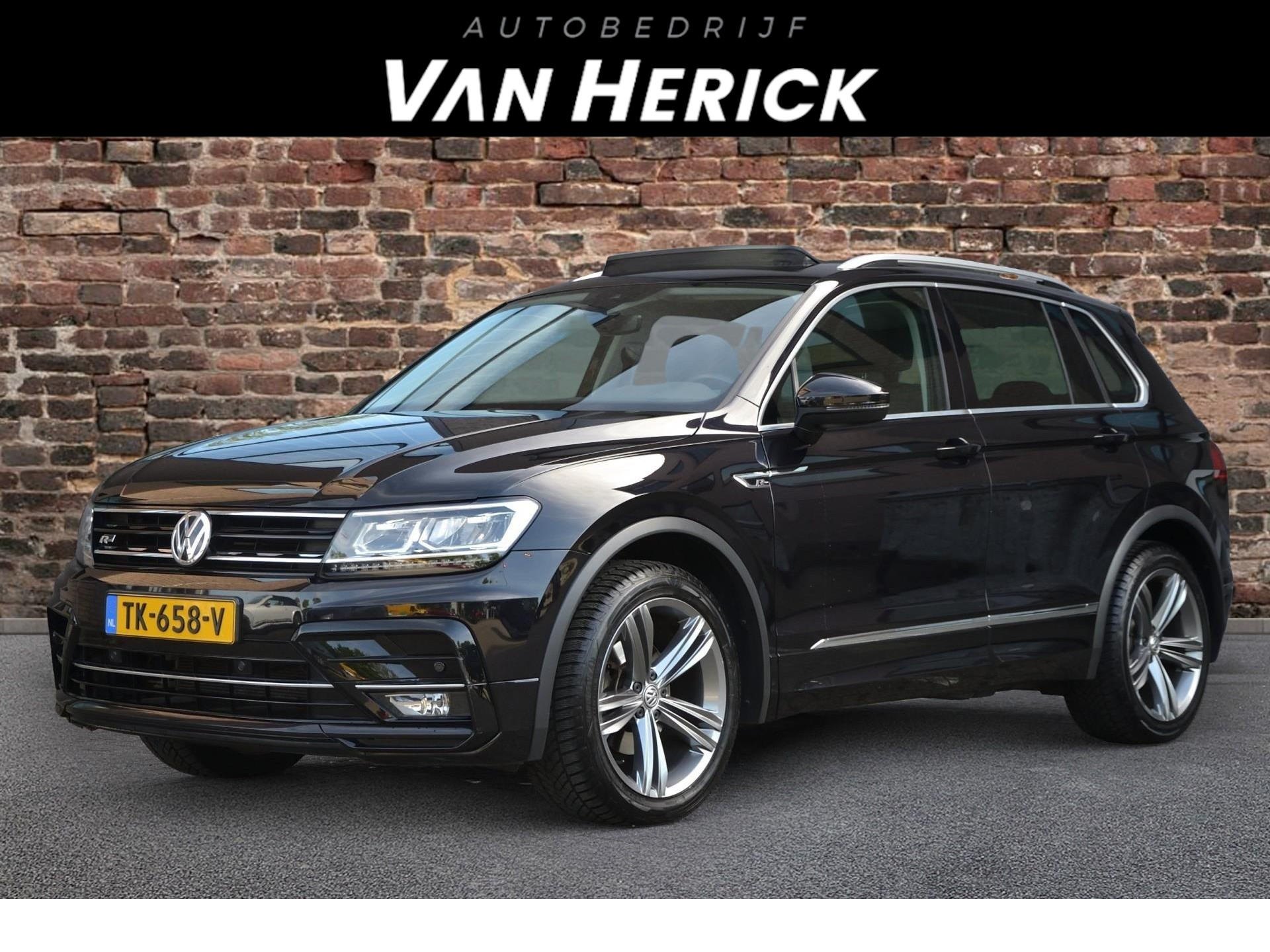 Volkswagen Tiguan 1.4 TSI 4Motion R-Line Automaat | Open-dak | Trekhaak | Virtual Cockpit