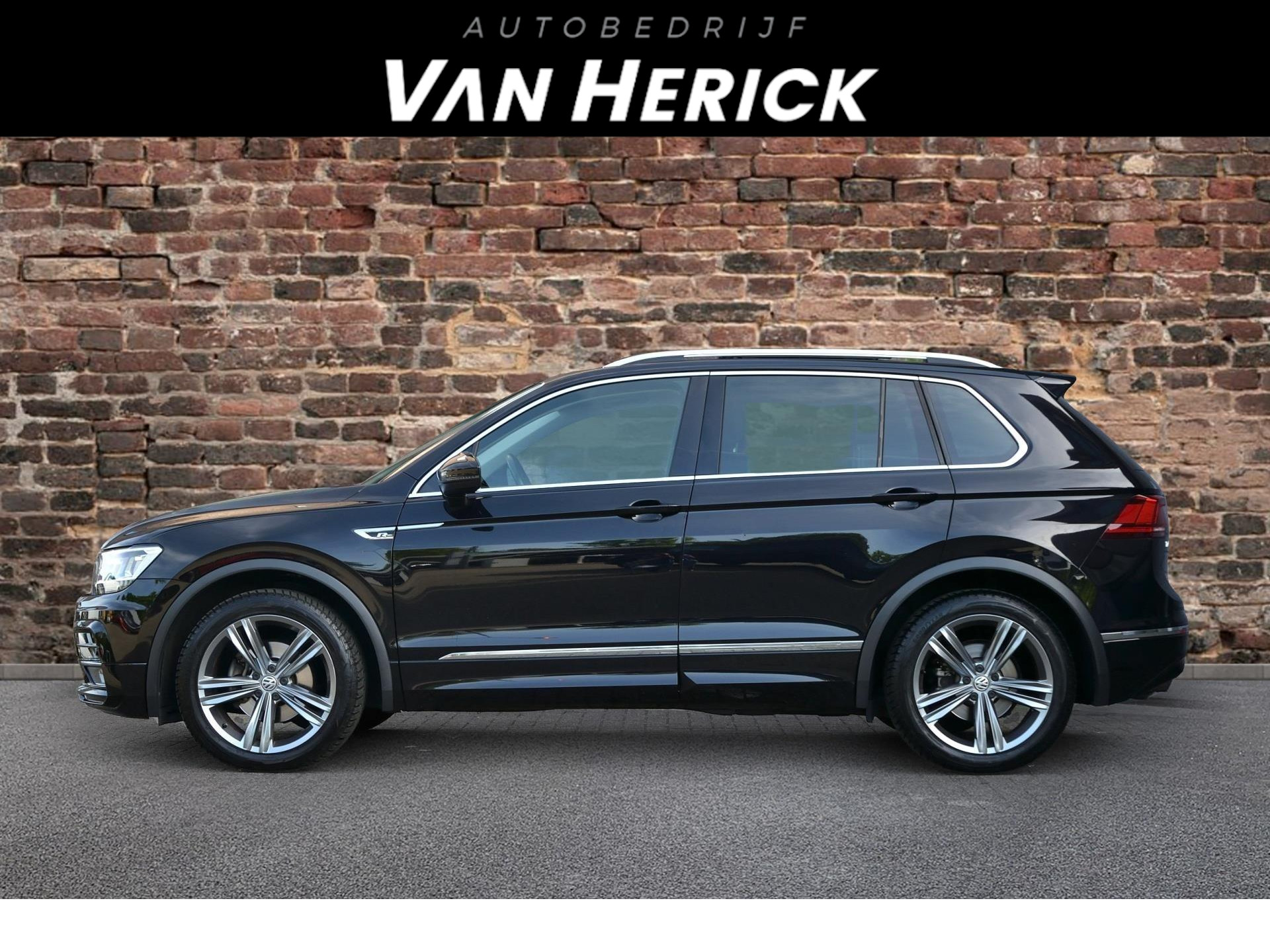 Volkswagen Tiguan 1.4 TSI 4Motion R-Line Automaat | Open-dak | Trekhaak | Virtual Cockpit