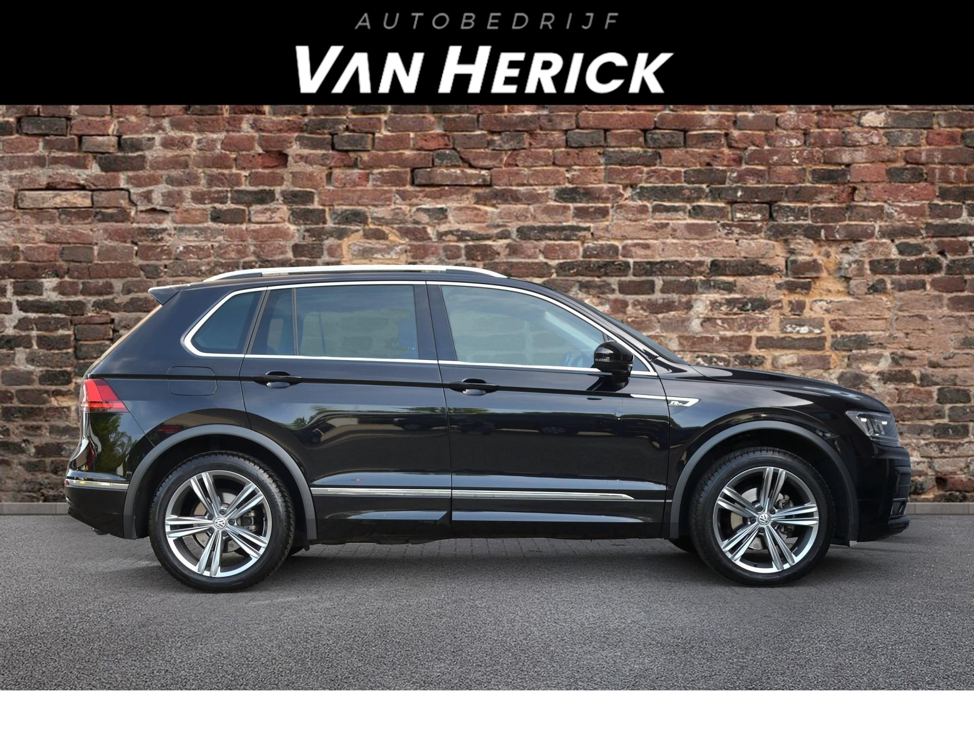 Volkswagen Tiguan 1.4 TSI 4Motion R-Line Automaat | Open-dak | Trekhaak | Virtual Cockpit