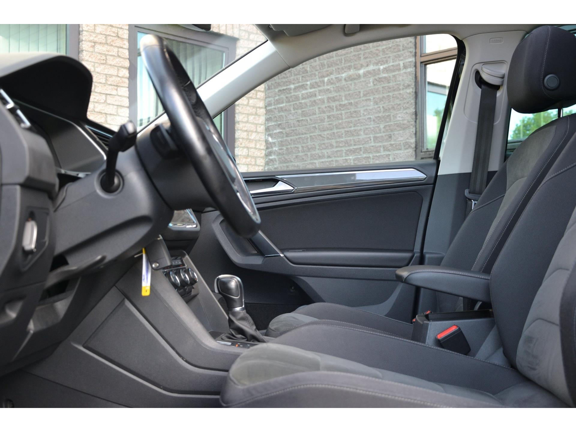 Volkswagen Tiguan 1.4 TSI 4Motion R-Line Automaat | Open-dak | Trekhaak | Virtual Cockpit