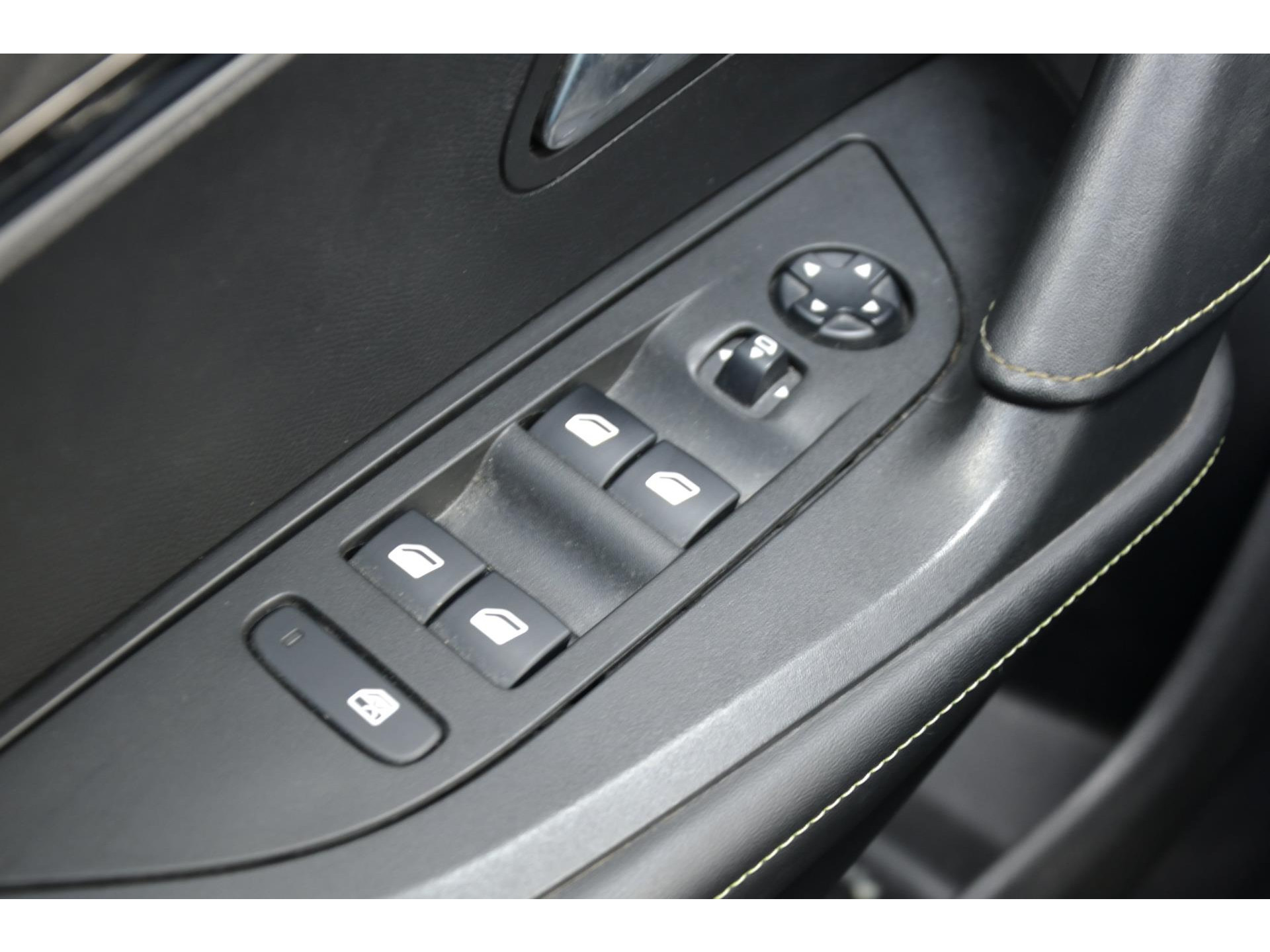 Peugeot 2008 1.2 PureTech GT-line | Navi | LED koplampen | Achteruitrijcamera