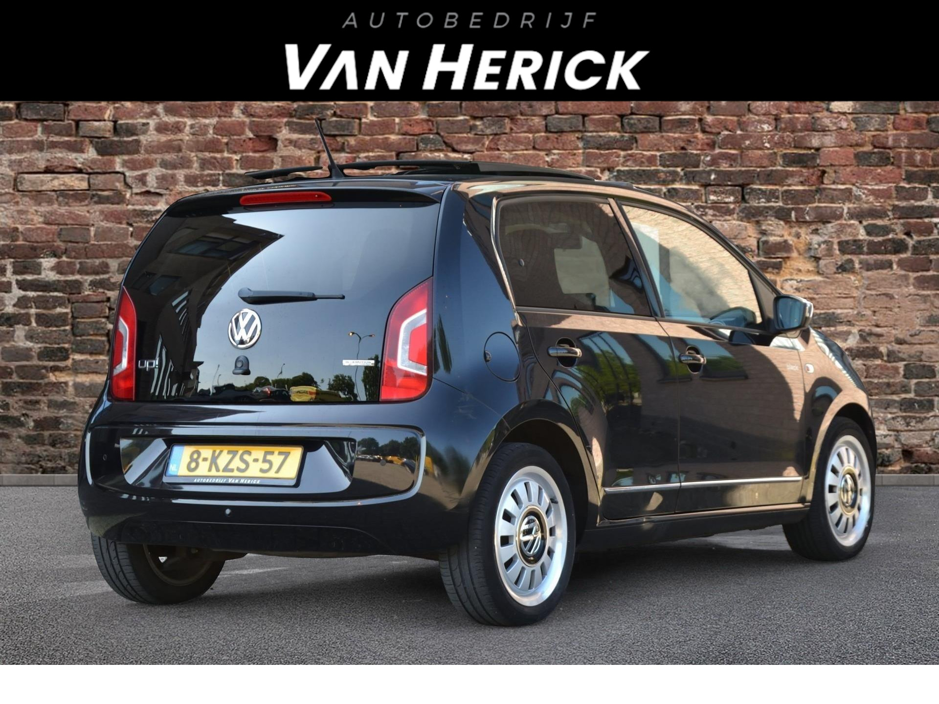 Volkswagen up! 1.0 high up! BlueMotion 5-Deurs | Open-dak | Cruise | Navi | Airco voor € 8.445,-