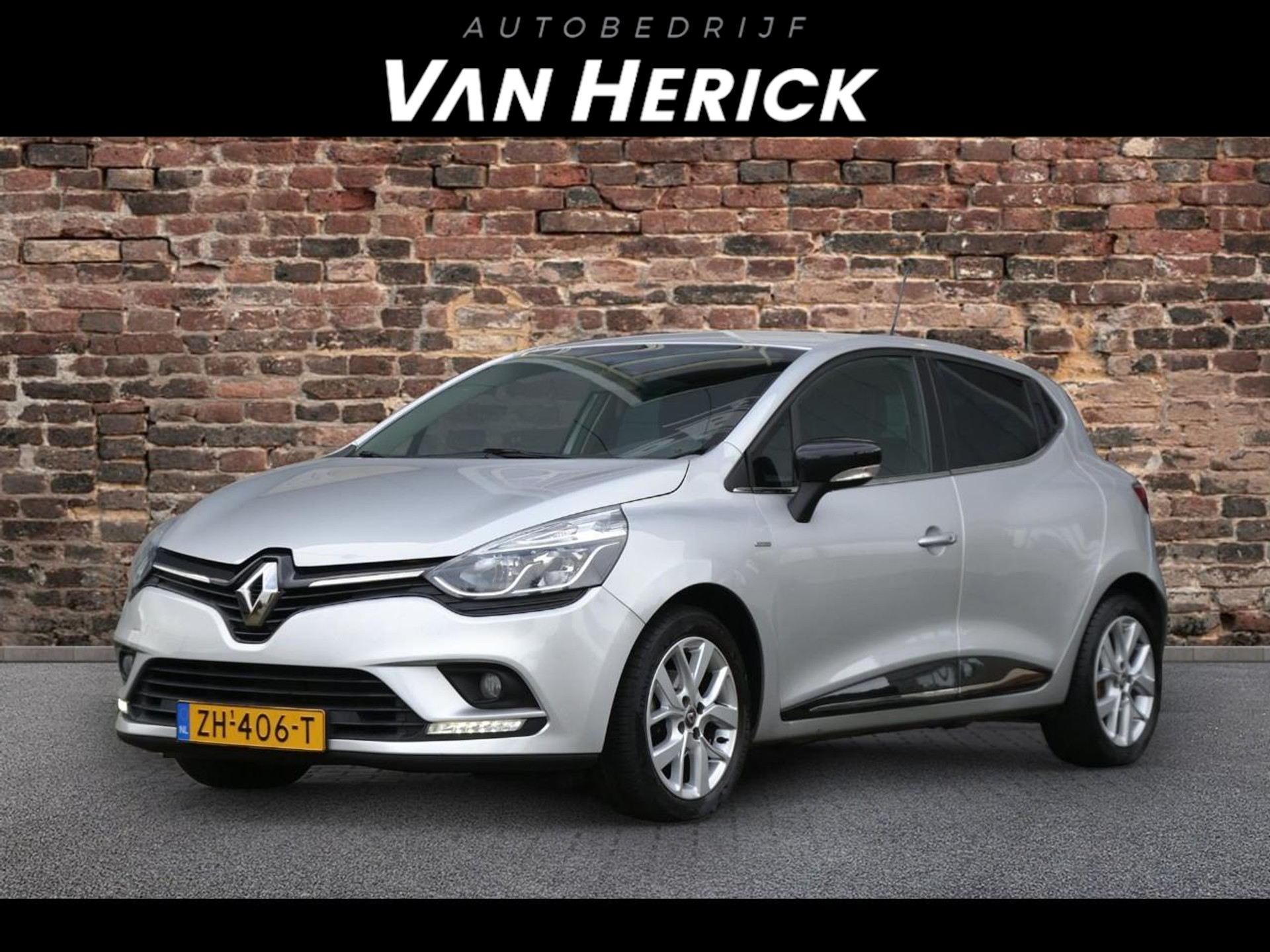 Renault Clio 0.9 TCe Limited | Parkeersensor | Navi | Bluetooth voor € 10.445,-