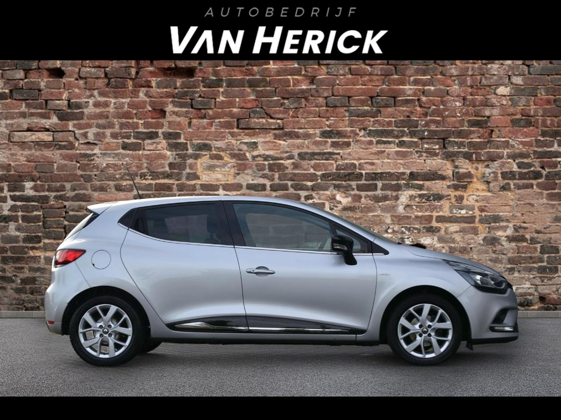 Renault Clio 0.9 TCe Limited | Parkeersensor | Navi | Bluetooth voor € 10.445,-