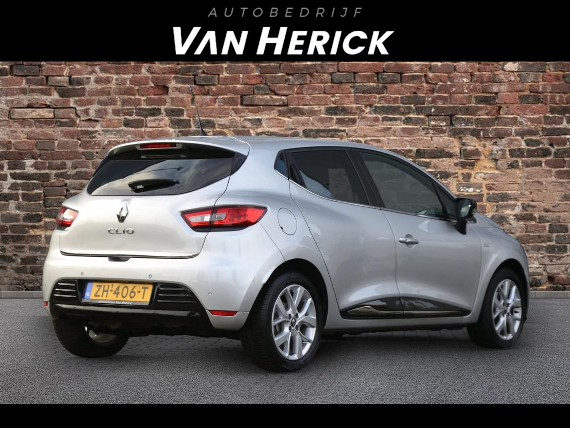 Renault Clio 0.9 TCe Limited | Parkeersensor | Navi | Bluetooth voor € 10.445,-